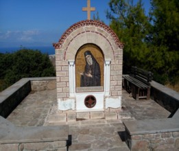 Troita la locul de popas al Sfantului la intoarcerea de la Manastirea Hrisoleontisas Troita la locul de popas al Sfantului la intoarcerea de la Manastirea Hrisoleontisas